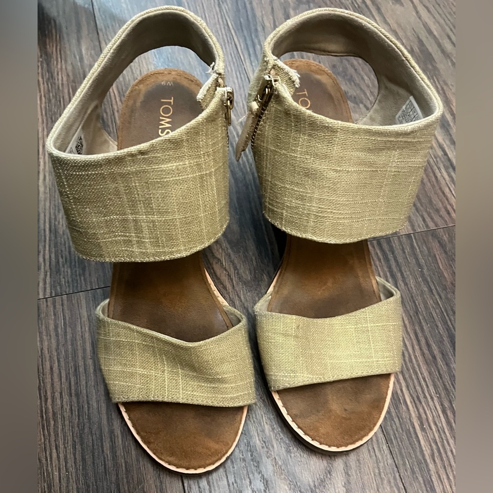 TOMS Women's Tan Sandals
